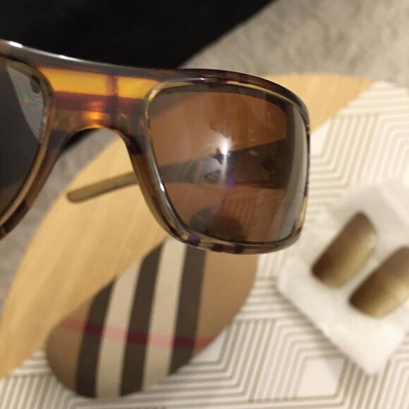 Vintage Burberry Shades with Interchangeable lenses - Picture 7 of 10